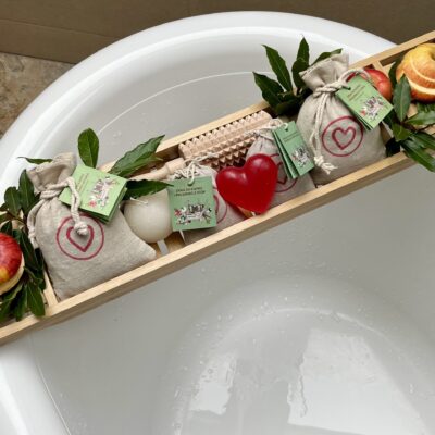 Półka na wannę w zestawie z ziołami do kąpieli i akcesoriami